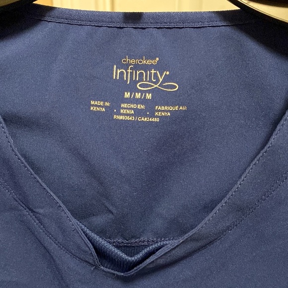 Cherokee Infinity scrub top - Picture 3 of 3